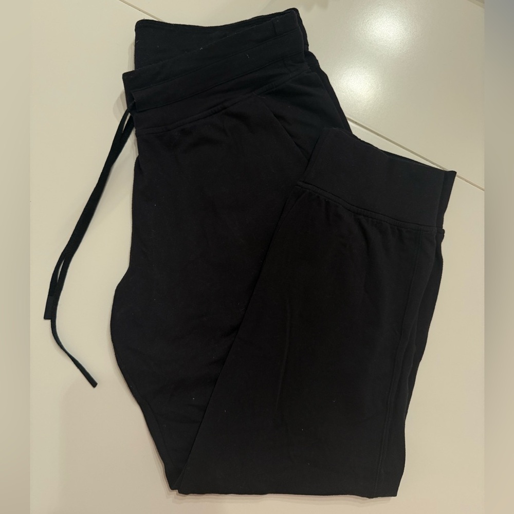 lululemon ready to Rulu black jogger in size 8.